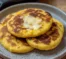 Un plato con arepas de choclo, si quieres algo diferente para tu cena, receta de Chef Goya.