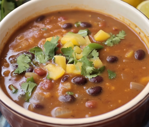 Un plato de sopa de frijoles, si deseas una receta facil de preparar, receta de Chef Goya.