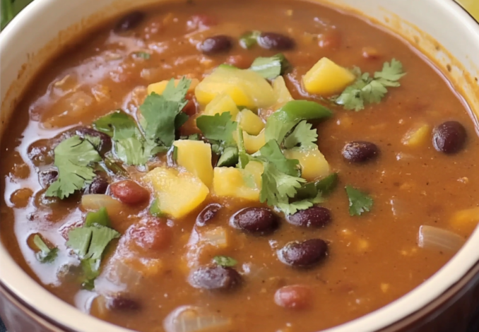 Un plato de sopa de frijoles, si deseas una receta facil de preparar, receta de Chef Goya.