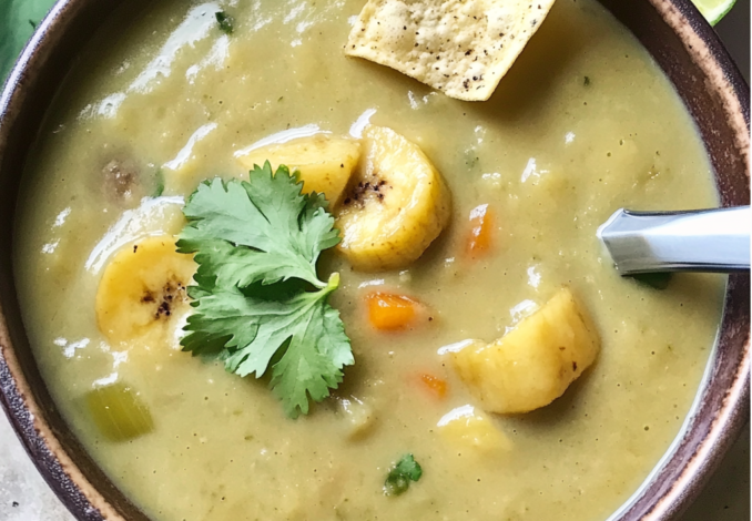 Un plato de sopa de platano, si deseas algo nutritivo y facil de hacer, receta de Chef Goya.