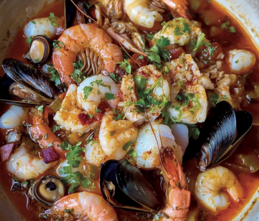 Un bowl con mariscada, si deseas sorprender a tu familia para una cena especial, receta de Chef Goya.