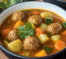 Un plato con caldo de albondigas, si deseas un plato facil y rico de hacer, receta de Chef Goya.