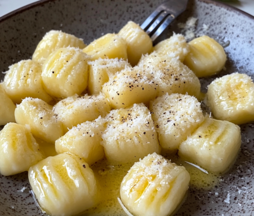 Un plato con ñoquis de papa, ideal si deseas variar un poco tus recetas de la semana, receta de Chef Goya.