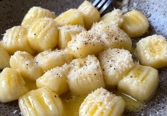 Un plato con ñoquis de papa, ideal si deseas variar un poco tus recetas de la semana, receta de Chef Goya.