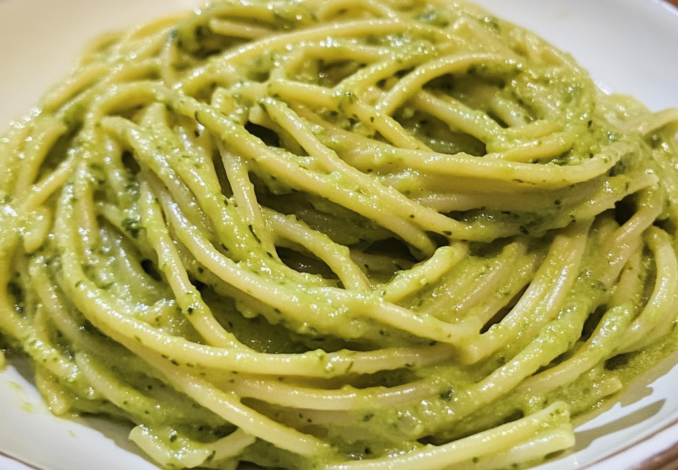 Un plato con pasta verde, si deseas un plato nutritivo, receta de Chef Goya.