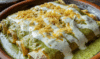 Un plato con enchiladas suizas, si deseas un plato saludable y rico, receta de Chef Goya.