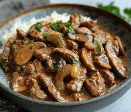 Un plato con Strogonoff de Carne, si deseas una receta diferente para tus almuerzos, receta de Chef Goya.