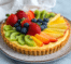 Un plato con tarta de frutas, si deseas un postre diferente para tus invitados, receta de Chef Goya.