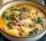 Un plato con zuppa toscana, si deseas una sopa diferente y saludable, receta de Chef Goya.