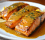 Un plato con salmon de mostaza, si deseas una receta diferente para probar en casa, receta de Chef Goya.