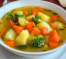 Un plato con sopa de vegetales, si deseas una receta nutritivas, receta de Chef Goya.